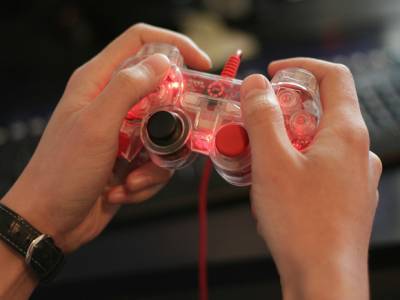 Ученые: Играющие в видеоигры мальчики реже впадают в депрессию, а девочки, увлекающиеся соцсетями, — чаще
