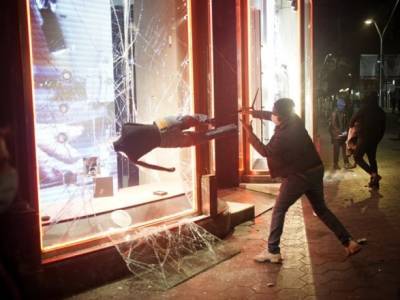 Разбивали витрины и бросали камнями в копов: в Испании протестуют несовершеннолетние - unn.com.ua - Киев - Испания - Каталония