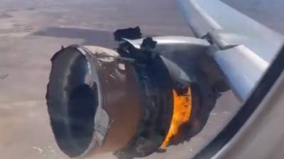 Двигатель самолета с пассажирами развалился в воздухе над США после возгорания