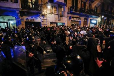 В Испании произошли новые столкновения протестующих с полицией