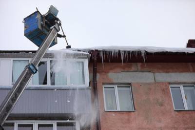 Южно-сахалинские коммунальщики чистят крыши