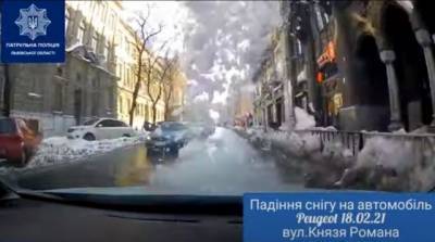Во Львове на автомобиль обрушилась целая глыба снега (ВИДЕО)