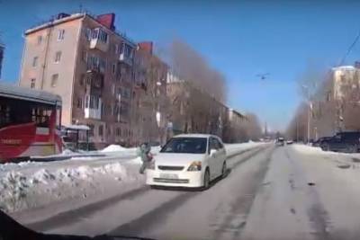 В Омске водитель иномарки на переходе чуть не сбил ребёнка