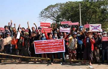 Протесты в Мьянме: полиция применила боевые патроны