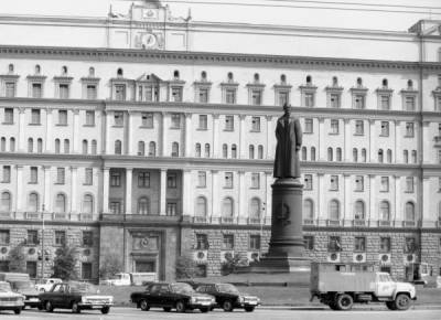 Зюганов призвал установить на Лубянке памятник Дзержинскому: его надо вернуть на место