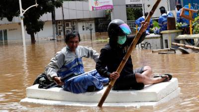 Новости на "России 24". Из-за наводнения в Индонезии эвакуировали несколько тысяч человек