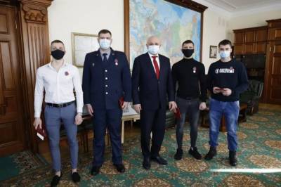 В Кемерове наградили героев, спасших 13 человек из горящего дома