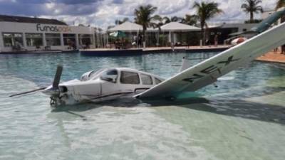 Самолет, катавший туристов, упал в бассейн у отеля