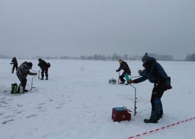Чей улов больше? На Зельвенском водохранилище проходит чемпионат Гродненской области по спортивному лову рыбы со льда
