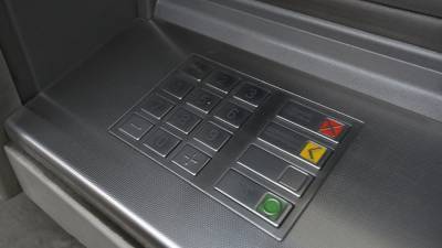 Жители России стали реже пользоваться банкоматами