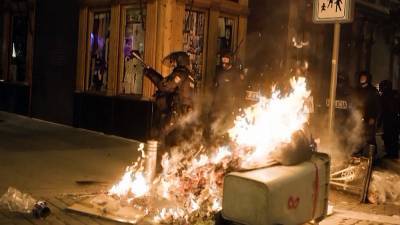 Полиция безуспешно пытается обуздать протестующих в Каталонии