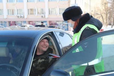 Женский патруль ГИБДД поздравил йошкаролинцев с 23 февраля