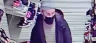 Полиция Петрозаводска ищет человека в маске, подозреваемого в хищении (ВИДЕО)