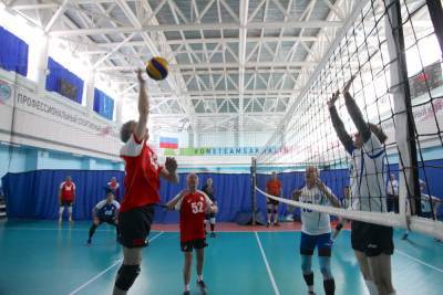 В Южно-Сахалинске провели волейбольный турнир "Кому за 50"