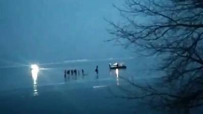В Ростовской области спасли людей, которых на отколовшейся льдине уносило в Таганрогский залив