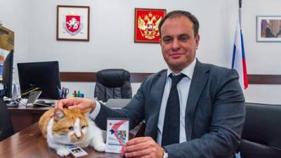 Глава минкурортов Крыма вручил коту Мостику удостоверение экскурсовода