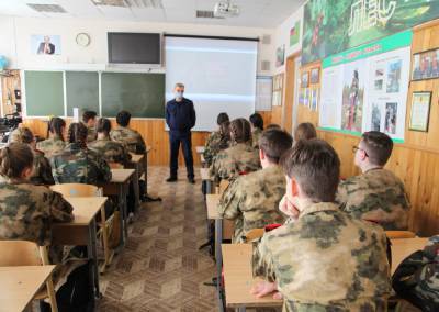 Представитель следственного управления по Тверской области провел уроки с учащимися школы № 16 в Твери