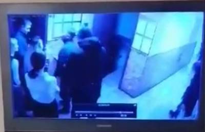 Офицер Росгвардии в Улан-Удэ пытался затолкать деньги официантке в рот