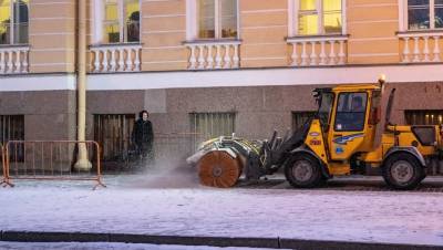 Более тысячи уборочных машин чистят Петербург от снега