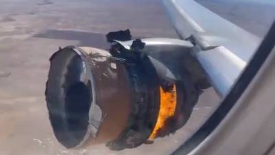 Видео: в США загоревшийся в воздухе двигатель самолета упал на жилые дома