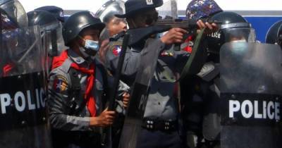 В Мьянме полиция обстреляла акцию протеста боевыми пулями: есть погибшие (ВИДЕО)