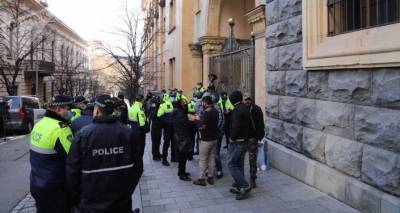 На акции у здания парламента в Тбилиси задержали несколько человек