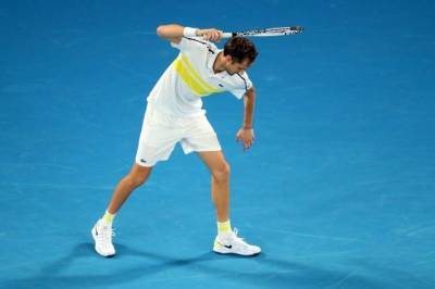 Медведев в финале Australian Open с Джоковичем сломал ракетку
