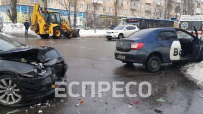 В Киеве на Отрадном в авто с ребенком врезалось такси