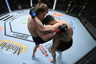 Боец UFC нокаутировал оппонента ударом коленом