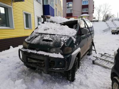 В Корсакове в результате падения снега с крыши пострадал водитель автомобиля