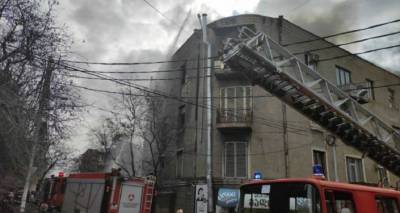 В Тбилиси горит многоквартирный дом