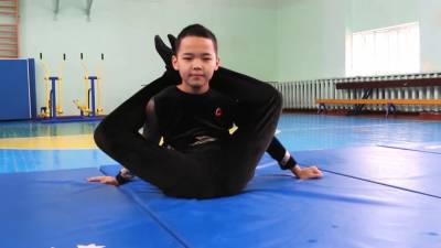 Подросток из Казахстана показал феноменальные навыки гибкости тела.