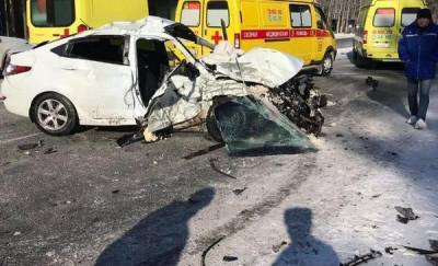 В жестком лобовом ДТП на тюменской трассе пострадали три человека