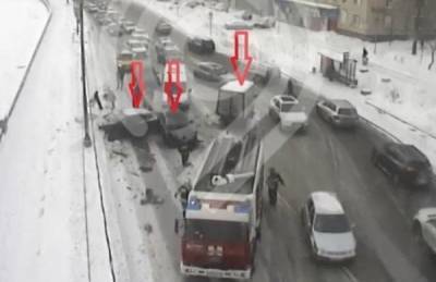 В Москве на Дербенёвской набережной столкнулись три автомобиля