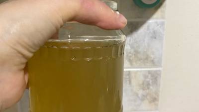 Тюменцы жалуются на желтую воду с запахом канализации