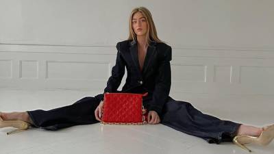 Новый объект обожания – сумка Louis Vuitton Coussin: как ее носят инфлюэнсеры