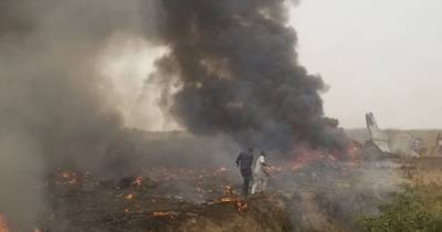В Нигерии упал военный самолет: никто не выжил (видео)