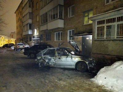 Ночью в Смоленске вспыхнули два автомобиля