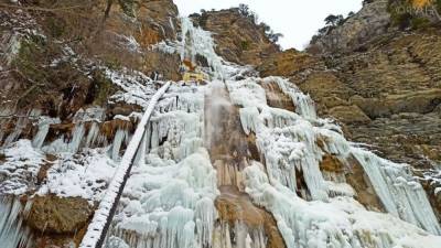 «Это невероятно»: в Крыму показали, как сейчас выглядит замерзший водопад Учан-Су