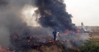 В Нигерии потерпел крушение военный самолет Военно-воздушных сил (фото, видео)