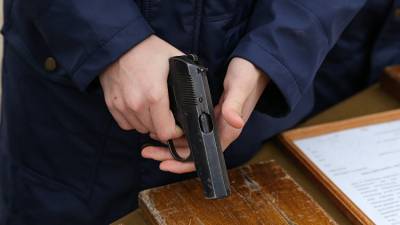 В Симферополе мужчина украл пистолет из витрины магазина