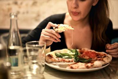 Диетолог рассказала, что нельзя есть на ночь и поделилась примерами здорового ужина