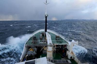 На рыболовном траулере Polaris в Баренцевом море отказал основной двигатель