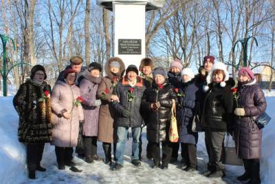Ульяновские общественники возложили цветы у памятника врача Михайлова