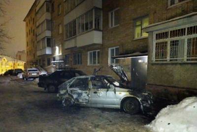 Возможен поджог: в Смоленске горели два легковых автомобиля в спальном районе