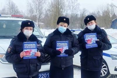 В Смоленской области женщины из полиции поздравили водителей с 23 февраля