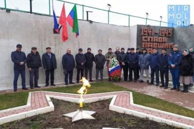 Коллектив Махачкалинского морпорта возложил цветы у мемориала павшим сотрудникам в Великой Отечественной войне