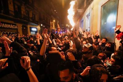 Мародерство и столкновения: в Барселоне не стихают протесты из-за заключения рэпера Аселя – фото