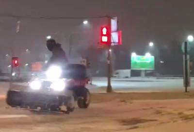 Видео: ночью петербуржец на квадроцикле очищал проспект Испытателей от снега