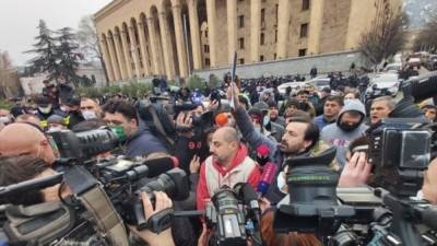 Требуют досрочных выборов и ослабления карантина: в Грузии продолжаются протесты – видео